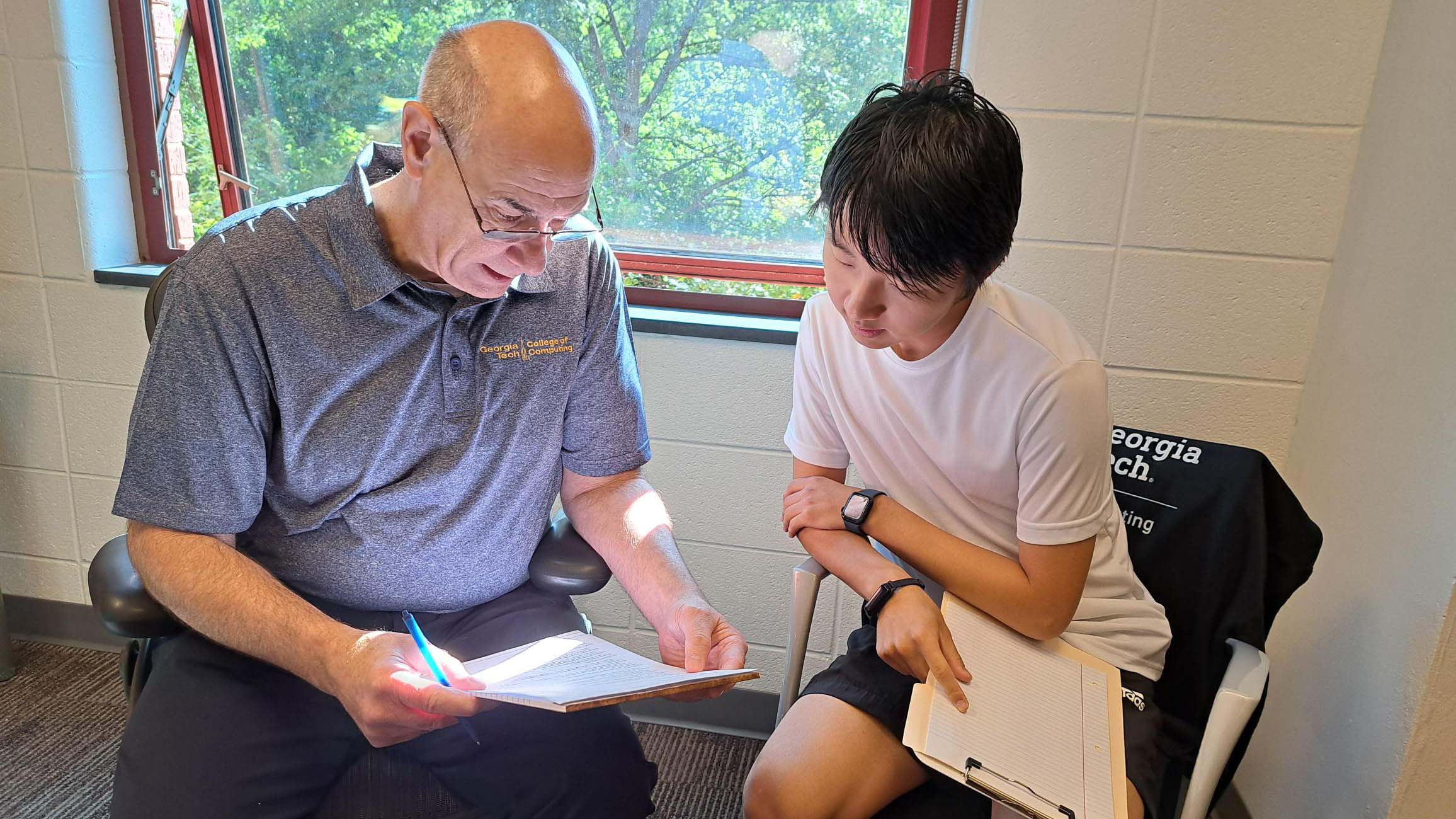 College of Computing Career Services Director Paul Fowler advises a student while reviewing their resume. (Photo by Emily Smith/ College of Computing)